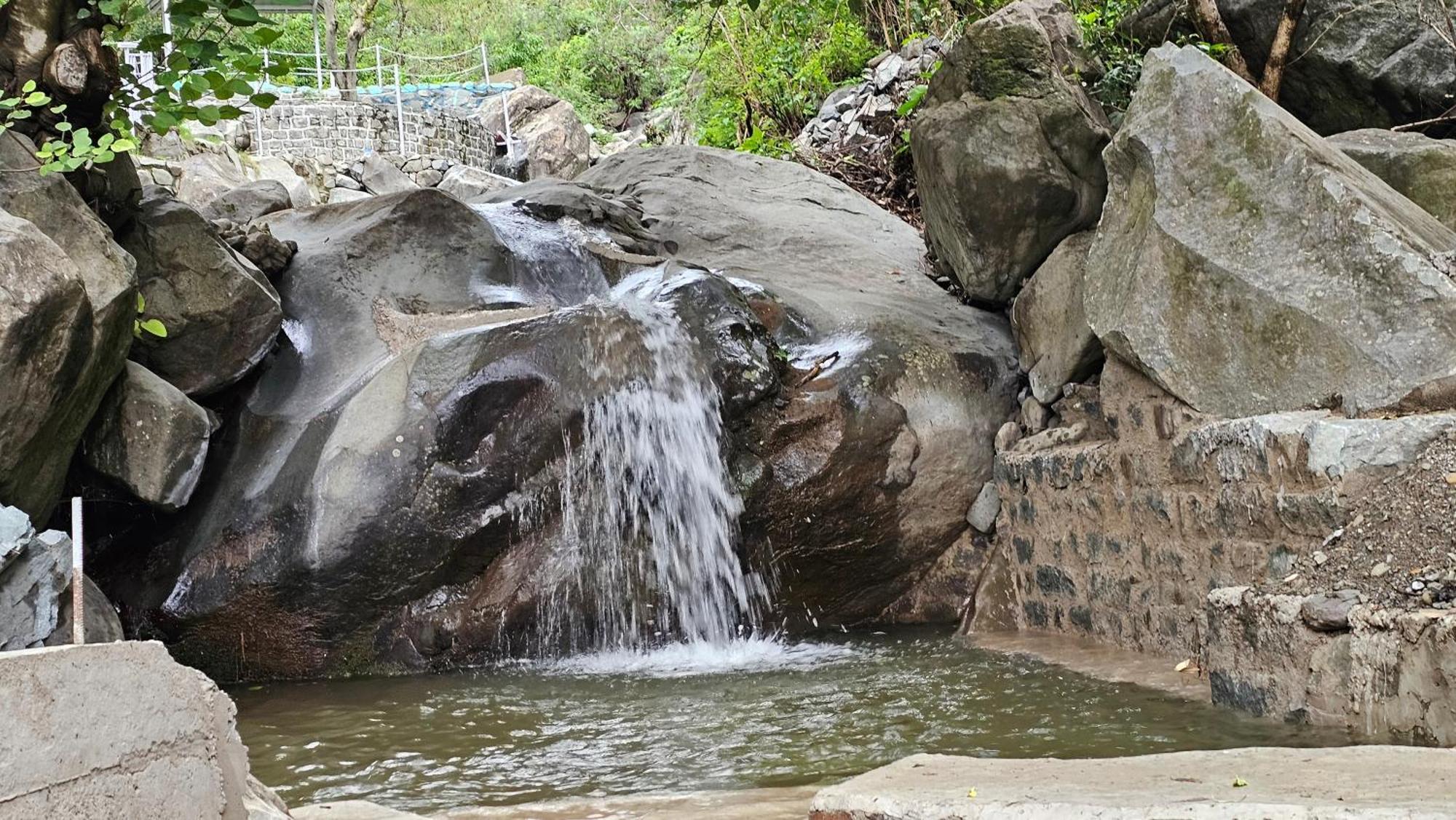 فندق On The Rocks كاساولى المظهر الخارجي الصورة